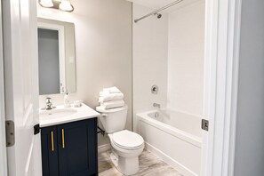 Regadera, toallas, jabón, papel de baño 