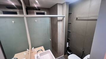 Basic Apartment | Bathroom