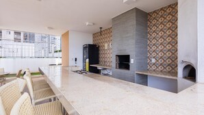 Una cocina moderna con encimera de mármol, horno empotrado y salpicadero estampado.