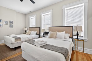 7 bedrooms, iron/ironing board, free WiFi, bed sheets - Soulard Group Getaway, Private Courtyard (St. Louis)