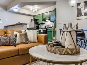 Living area - The Emerald Escape Route 66 (Tulsa)