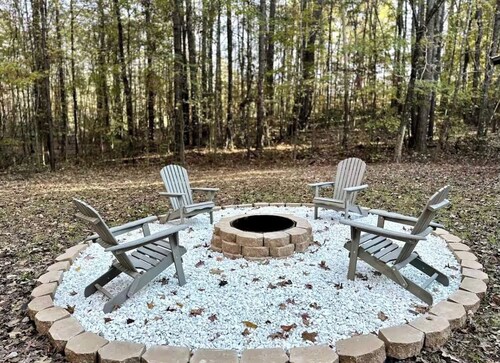 Cozy 2-bedroom cabin in perfect Hamilton with refreshing AC