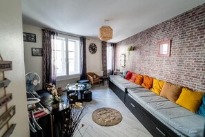 Living area - Cosy Large Apartment for 6 Guests in the Heart of Blois (Blois)