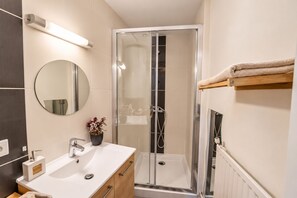 Bathroom - Cosy Large Apartment for 6 Guests in the Heart of Blois (Blois)