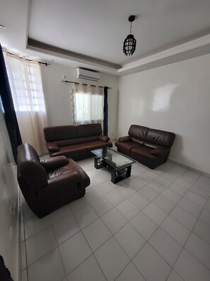 Living area - Modern Studio 2 Bathrooms Sacré-Cœur 2 Dakar - Furnished Apartment (Dakar)