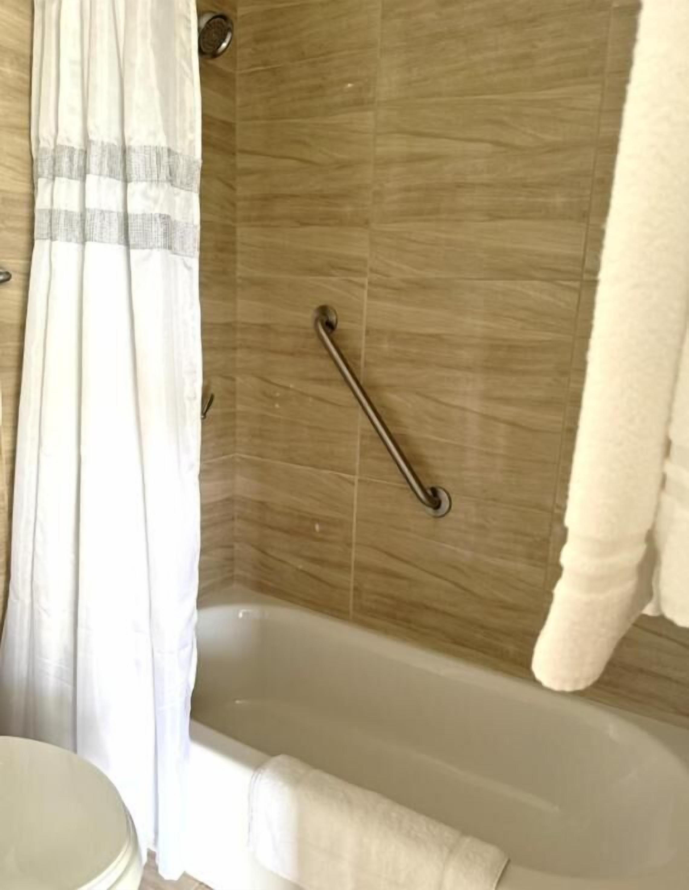 Studio Standar, pemandangan kolam renang | Kamar mandi