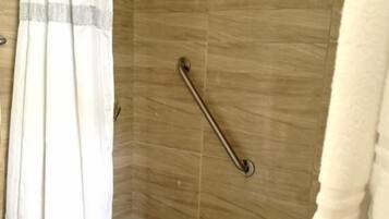 Studio Standar, pemandangan kolam renang | Kamar mandi