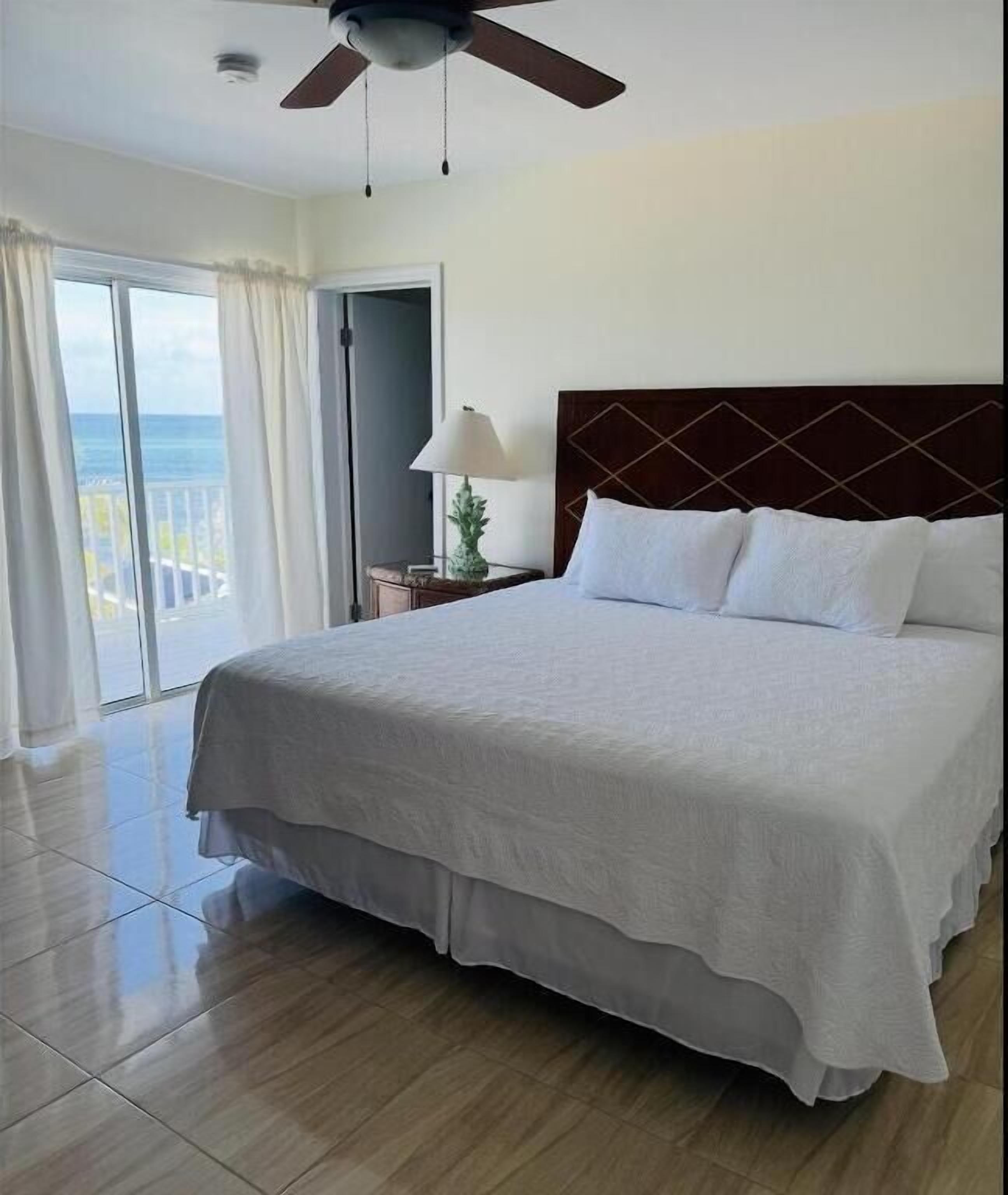 Studio Standar, pemandangan kolam renang