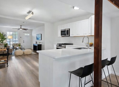 Stylish Private Room near Austin Airport & Tech Hubs