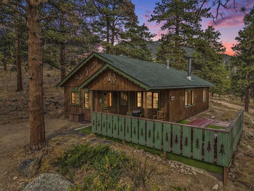 Charming 2-bedroom, 2-bathroom Machin Cottage #1