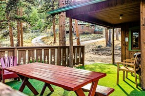 Outdoor dining - Charming 2-bedroom, 2-bathroom Machin Cottage #1 (Estes Park)