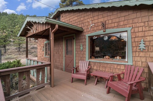 Nestled on the cusp of the majestic Machin's Cottage #2 RMNP Pet Friendy