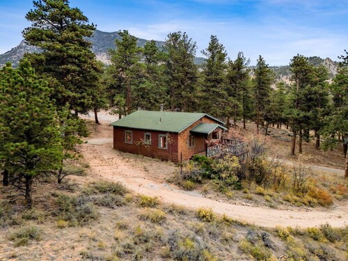 Nestled on the cusp of the majestic Machin's Cottage #2 RMNP Pet Friendy