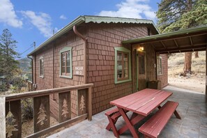 Outdoor dining - Nestled on the cusp of the majestic Machin's Cottage #2 RMNP Pet Friendy (Estes Park)