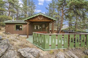 Outdoor dining - Its not just any ordinary stay Machin's Cottage #3 Pet Friendly (Estes Park)