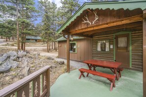 Outdoor dining - Its not just any ordinary stay Machin's Cottage #3 Pet Friendly (Estes Park)