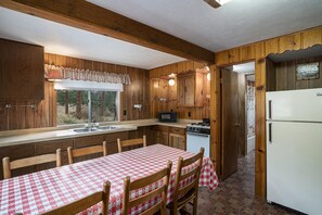 Fridge, microwave, oven, stovetop - Perfect retreat Machin # 4 nestled next to RMNP Pet Friendly (Estes Park)