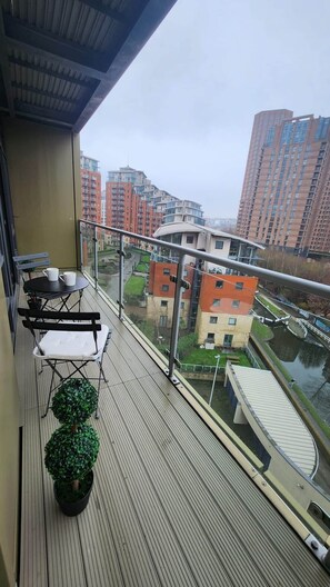 Outdoor dining - Modern 1BR | Stylish | Luxury Skyline Views (Leeds)