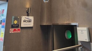 Un interior moderno con una lámpara colgante, un cartel de administración del edificio y un letrero de no fumar.