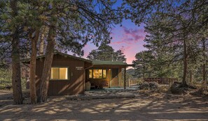 Exterior - Dreaming of a Rustic Getaway? ✨ Machin's Cottage 6 Awaits You! Pet Friendly (Estes Park)