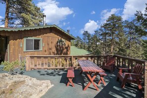 Outdoor dining - Dreaming of a Rustic Getaway? ✨ Machin's Cottage 6 Awaits You! Pet Friendly (Estes Park)