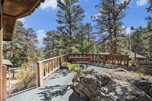 Outdoor dining - Dreaming of a Rustic Getaway? ✨ Machin's Cottage 6 Awaits You! Pet Friendly (Estes Park)
