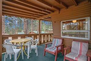 Outdoor dining - Get ready for an unforgettable getaway at Machin's Cottage #8!Pet Freindly (Estes Park)