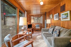 Living area - Get ready for an unforgettable getaway at Machin's Cottage #8!Pet Freindly (Estes Park)