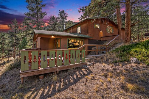 Escape to the charming embrace of nature at Machin duplex Cottage 9!Pet Friendly