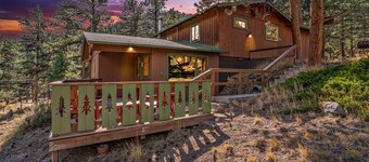Escape to the charming embrace of nature at Machin duplex Cottage 9!Pet Friendly