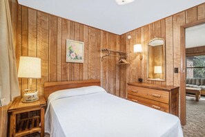 2 bedrooms, WiFi - Get ready to embrace the rustic charm of Machin Cottage #10 Pet Friendly (Estes Park)
