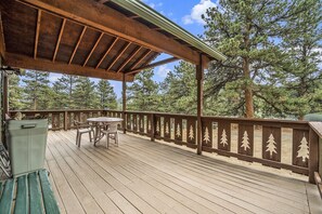 Outdoor dining - Get ready to embrace the rustic charm of Machin Cottage #10 Pet Friendly (Estes Park)