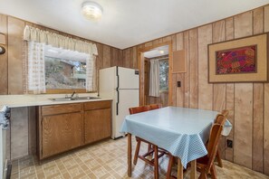 Dining - Ready for a cozy mountain escape? Machin's Cottage #11 Pet Friendly (Estes Park)