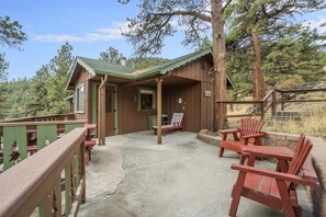 Terrace/patio - Ready for a cozy mountain escape? Machin's Cottage #11 Pet Friendly (Estes Park)