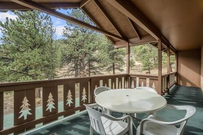 Outdoor dining - Ready for a cozy mountain escape? Machin's Cottage #11 Pet Friendly (Estes Park)