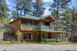 Exterior - Machin's Cottage #12 Charming 2 bedroom Cabin near RMNP Pet Friendly (Estes Park)