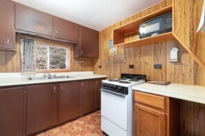 Refrigerador, microondas, parrilla de estufa y cafetera y tetera 