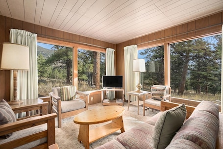 TV. Machin's Cottage #16 3 bdrm Cabin near RMNP Pet Friendly