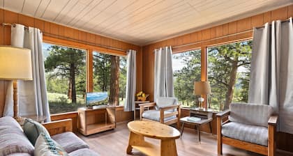 Machin's Cottage #16 3 bdrm Cabin near RMNP Pet Friendly