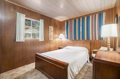 3 bedrooms, WiFi, bed sheets. Machin's Cottage #16 3 bdrm Cabin near RMNP Pet Friendly