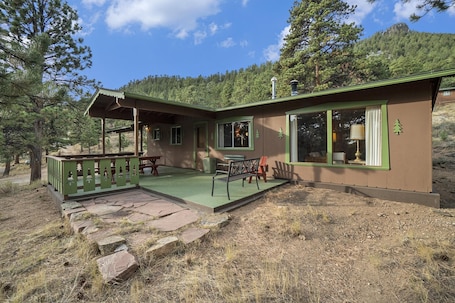 Terrace/patio. Machin's Cottage #16 3 bdrm Cabin near RMNP Pet Friendly
