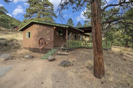 Exterior. Machin's Cottage #16 3 bdrm Cabin near RMNP Pet Friendly