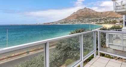 Beachfront townhouse with panoramic ocean views – Simon’s Town | Zanté