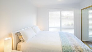 Iron/ironing board, Internet, bed sheets, wheelchair access - The Mook - Don’t let the exterior fool you, inside is where the magic happens! (Mollymook)