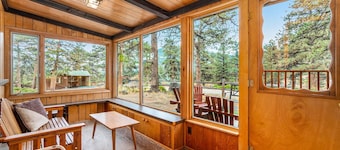 Machin's Cottage #18- 2 bedroom 1 bath close to RMNP! Pet Friendly