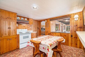 Private kitchen - Machin's Cottage #18- 2 bedroom 1 bath close to RMNP! Pet Friendly (Estes Park)
