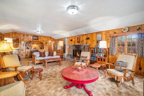 Living area - Machin's Cottage #18- 2 bedroom 1 bath close to RMNP! Pet Friendly (Estes Park)