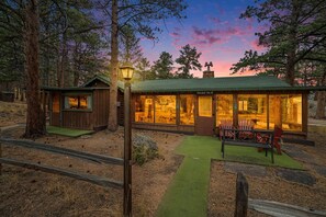 Exterior - Machin's Cottage #18- 2 bedroom 1 bath close to RMNP! Pet Friendly (Estes Park)