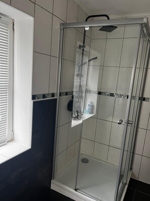 Shower, hair dryer, towels, toilet paper - Idyllic backyard at the gates of Leipzig (Markranstädt)