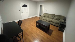 Un salon avec un canapé, une table basse et une table à manger.